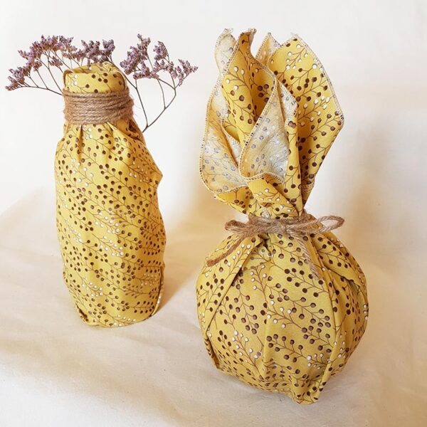 objets emballés dans des furoshikis couleur jaune à motif végétal